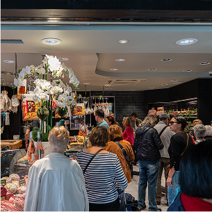 Vitrine très bien garnie et achalandée de la boucherie Le Petit Nicolas de Sceaux (92)